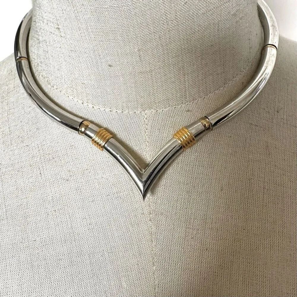 NAPIER CURVED TUBE V SILVERTONE LINKS VINTAGE NECKLACE